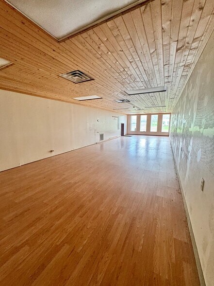 More Photos Of 868 State Route 3 and 12, Hinton Flex For Sale