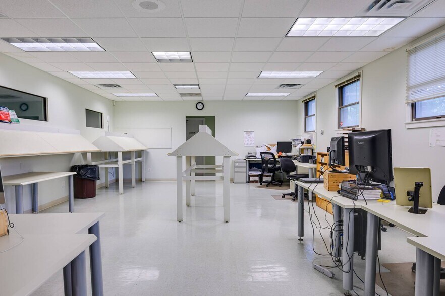 More Photos Of 135 Windmill Ln, Southampton Office For Sale