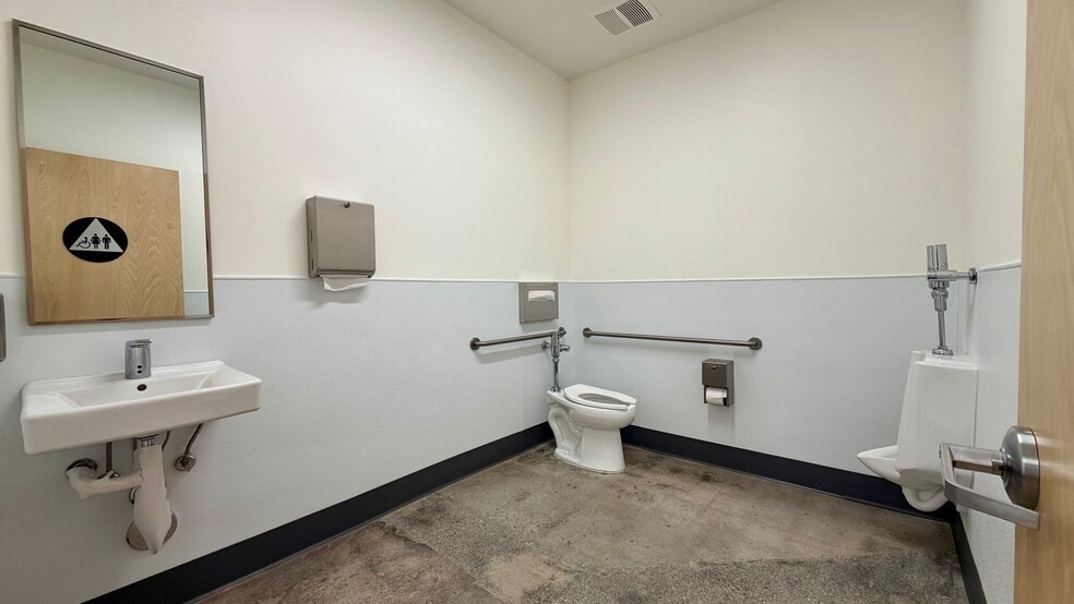 More Photos Of 18320-18330 Oxnard St, Tarzana Unknown For Lease