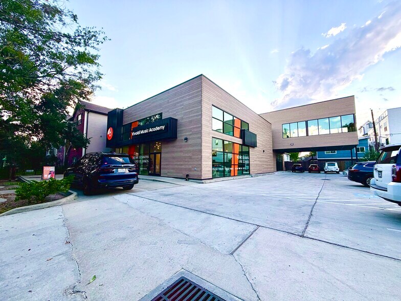 More Photos Of 1009 Yale St, Houston Freestanding For Lease