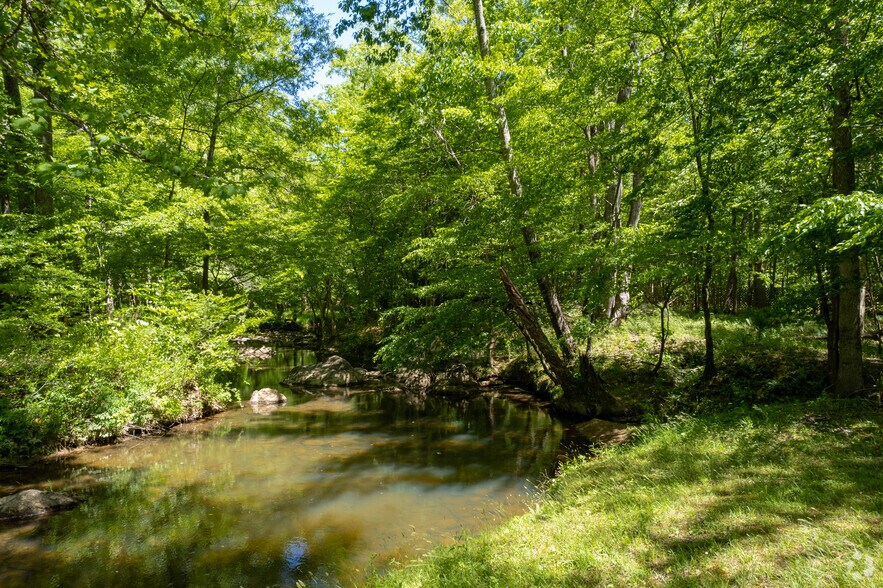 More Photos Of 719 New Hope Church Rd, Chapel Hill Veterinarian Kennel For Sale