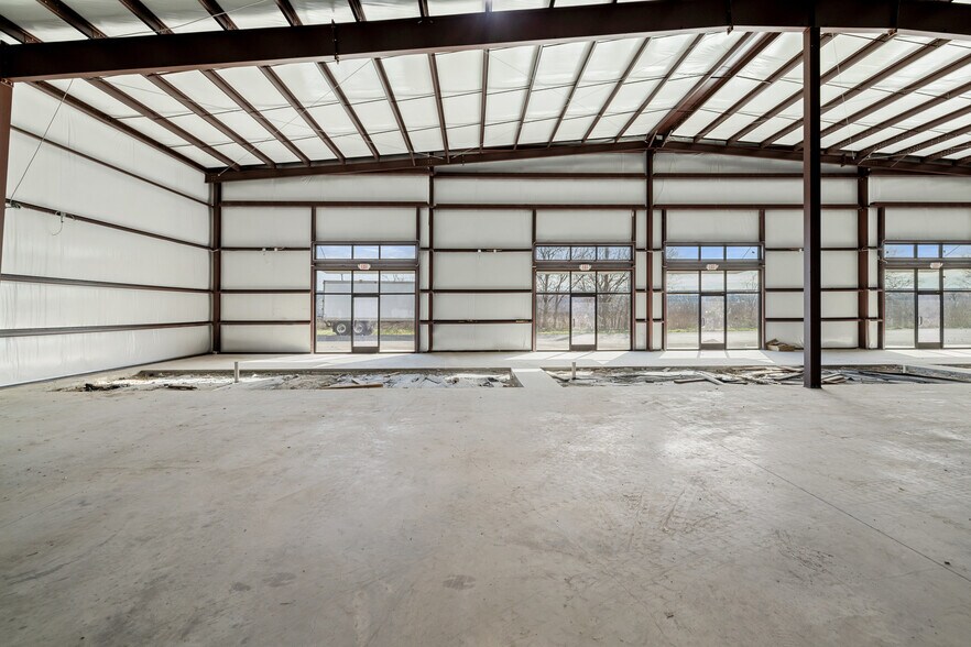More Photos Of 202 W 1st St, Taylor Flex For Lease