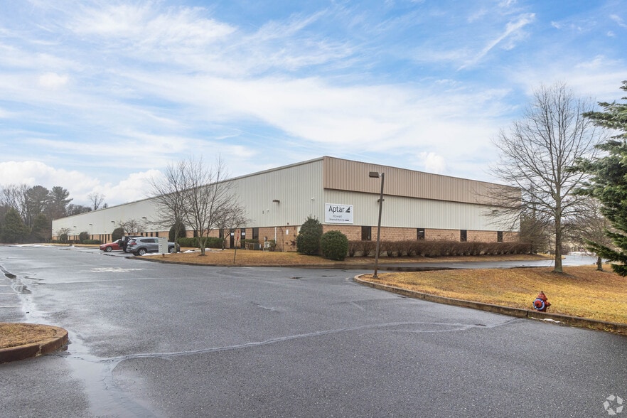 More Photos Of 323 Fairfield Rd, Freehold Warehouse For Lease