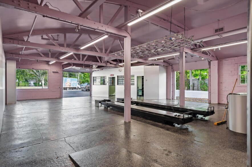 More Photos Of 9 Railroad Ave, East Hampton Convenience Store For Lease