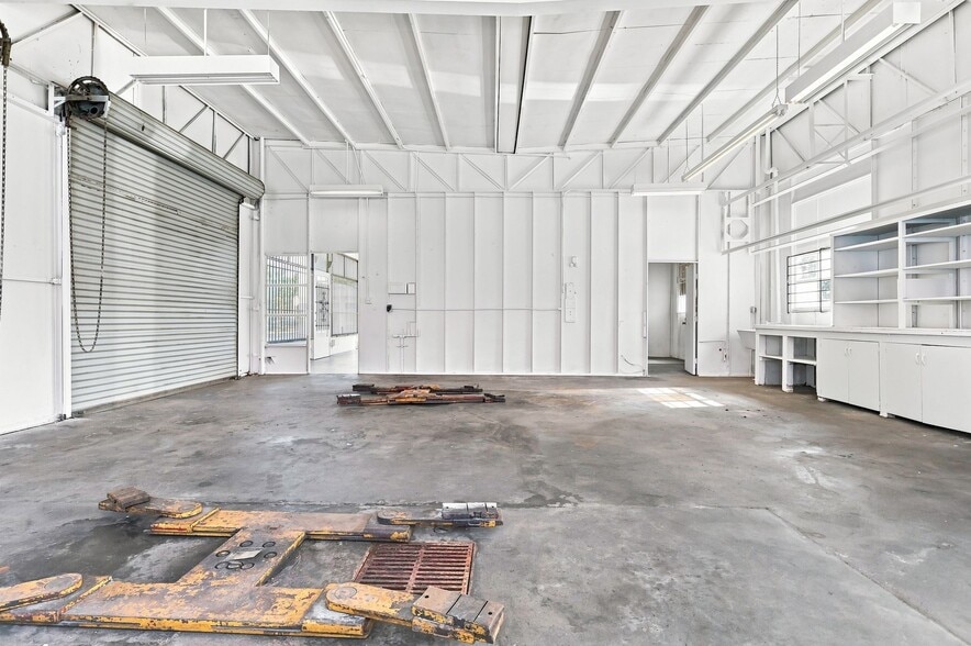 More Photos Of 371 S Fairfax Ave, Los Angeles Service Station For Lease