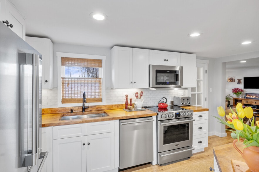 More Photos Of 296 N Main St, Sayville Industrial For Sale