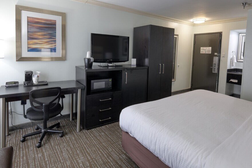 More Photos Of 889 W Bay Area Blvd, Webster Hotel For Sale