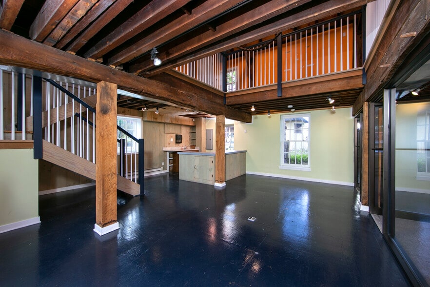 More Photos Of 30 W Bridge St, New Hope Freestanding For Lease