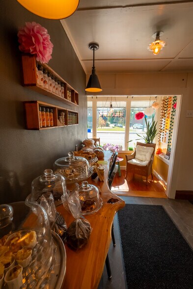 More Photos Of 127 N Main St, Amherst Storefront Retail Residential For Sale