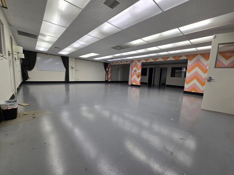 More Photos Of 2201 N Hollywood Way, Burbank Showroom For Lease