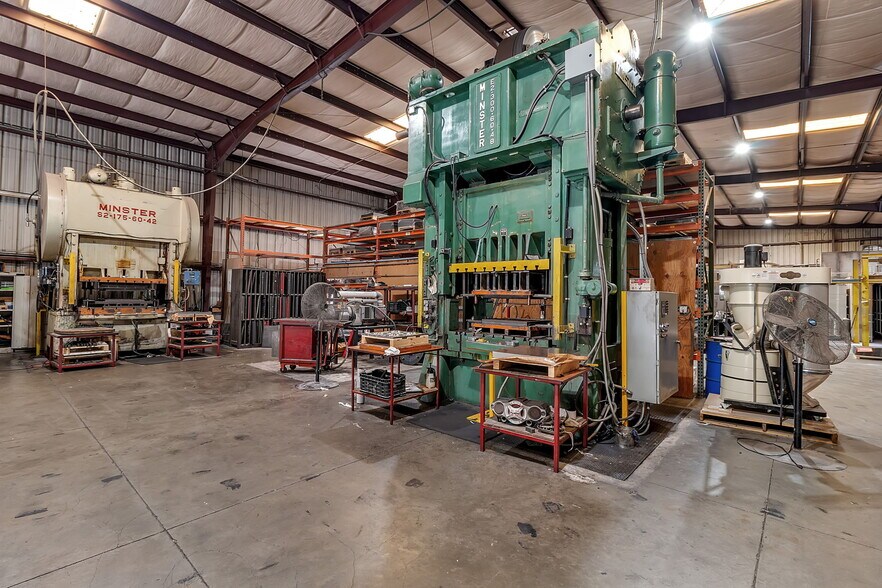 More Photos Of 2005 60th Pl E, Bradenton Industrial For Sale