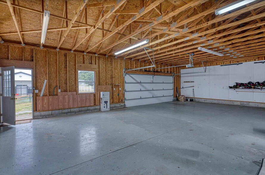 More Photos Of 1601 ST RTE 56E STATE ROUTE 56E, Morganfield Veterinarian Kennel For Sale