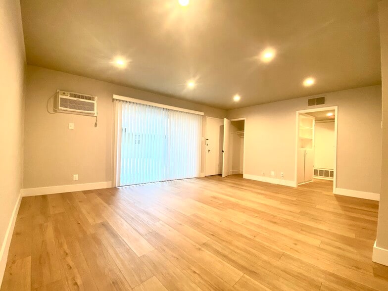 More Photos Of 4837 Hayvenhurst Ave, Encino Apartments For Sale