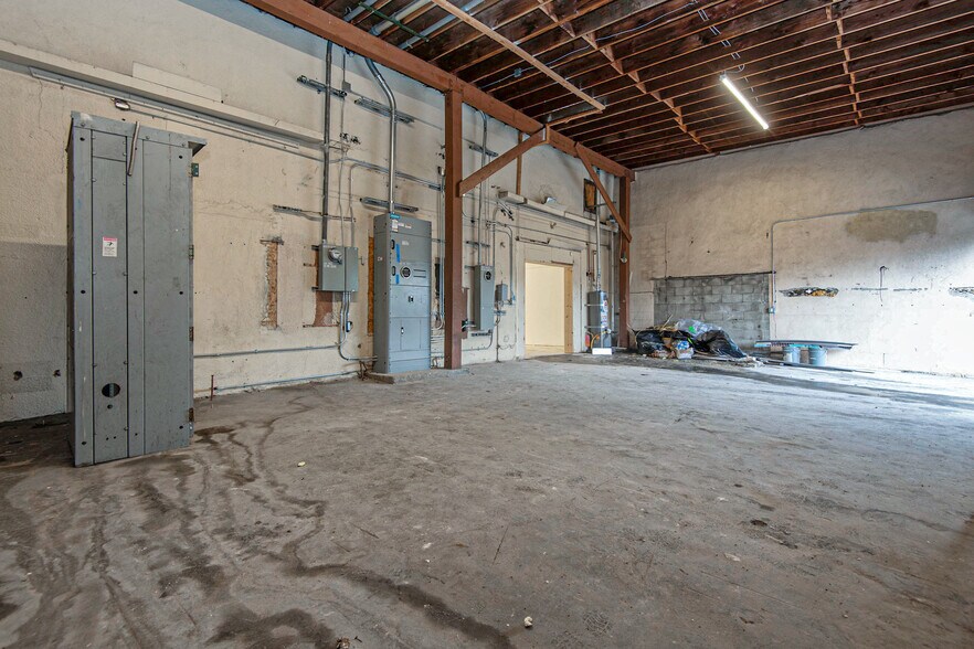 More Photos Of 5557 Cahuenga Blvd, North Hollywood Storefront For Lease