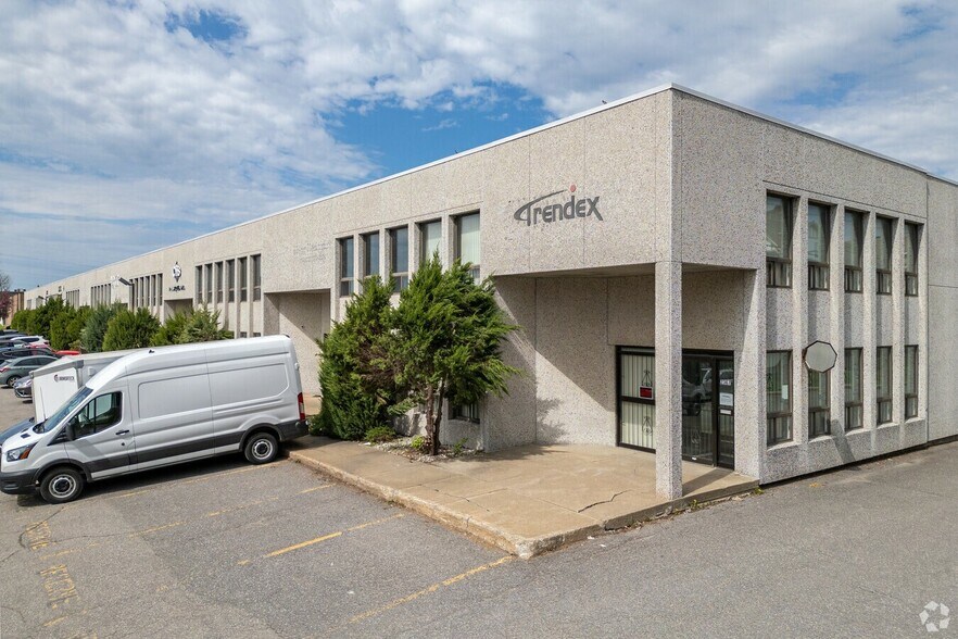 More Photos Of 2369-2395 Rue Rue Guénette, Saint-Laurent Light Distribution For Sale