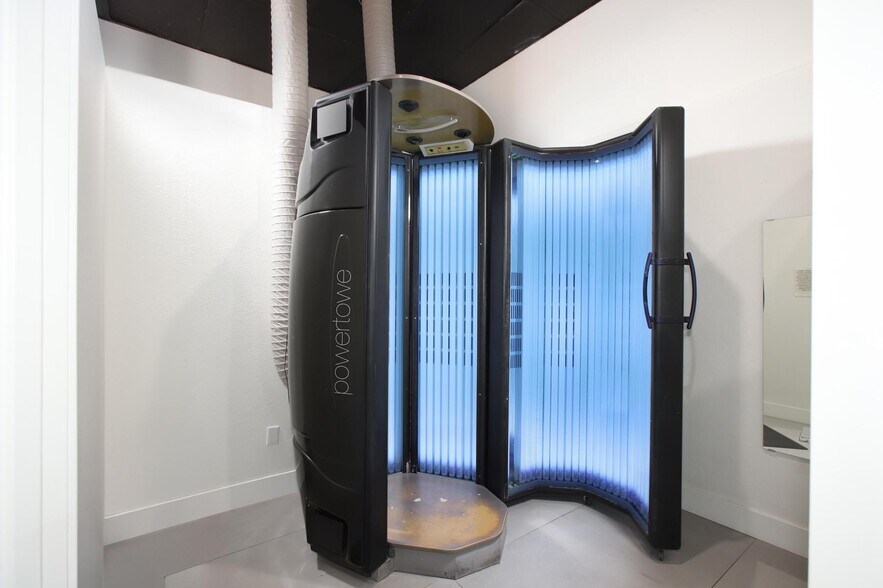 More Photos Of 2240 Honolulu Ave, Montrose Storefront For Lease