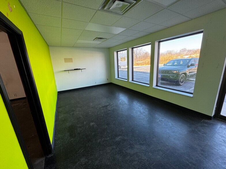 More Photos Of 1600 S Noland Rd, Independence Light Distribution For Lease