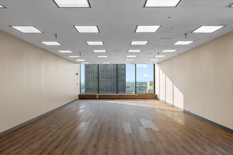 More Photos Of 400 Texas St, Shreveport Office For Sale