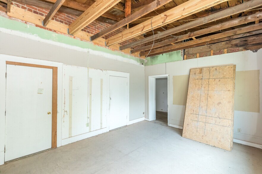 More Photos Of 1340 W Main St, Wytheville Loft Creative Space For Sale