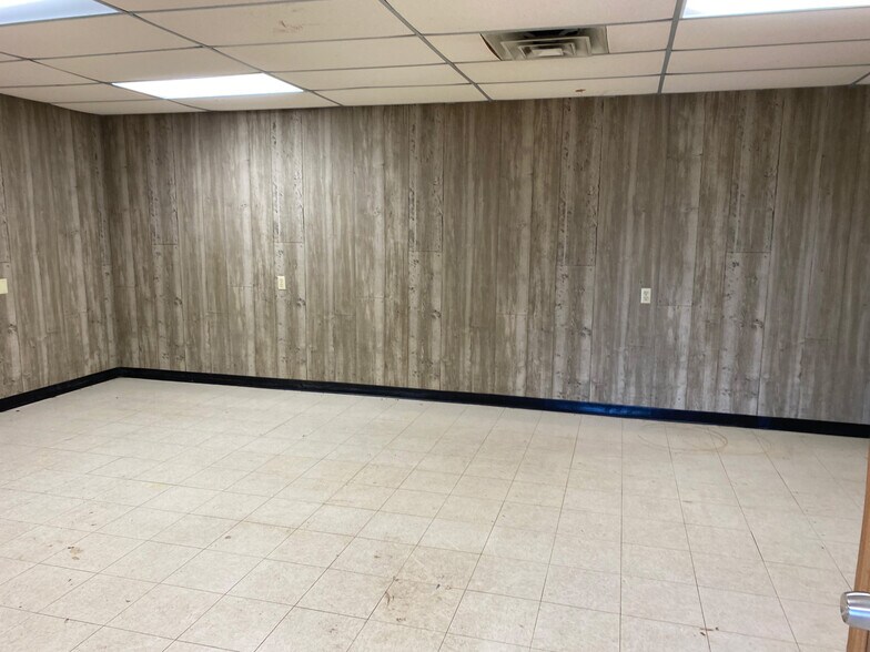 More Photos Of 3909 Witmer Rd, Niagara Falls Freestanding For Lease