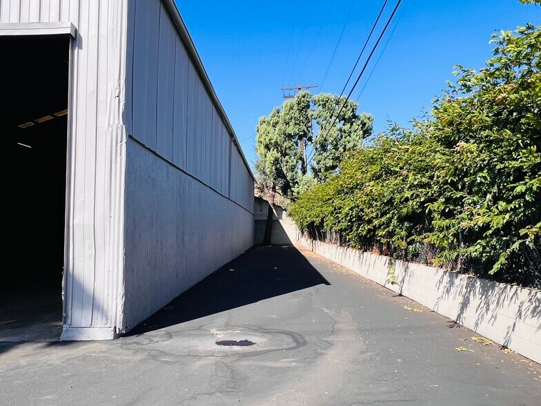 More Photos Of 2219 Fair Park Ave, Los Angeles Warehouse For Lease