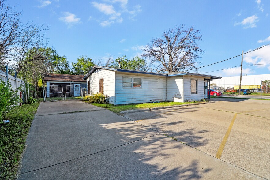More Photos Of 1300 Terminal Rd, Fort Worth Storefront Retail Residential For Sale