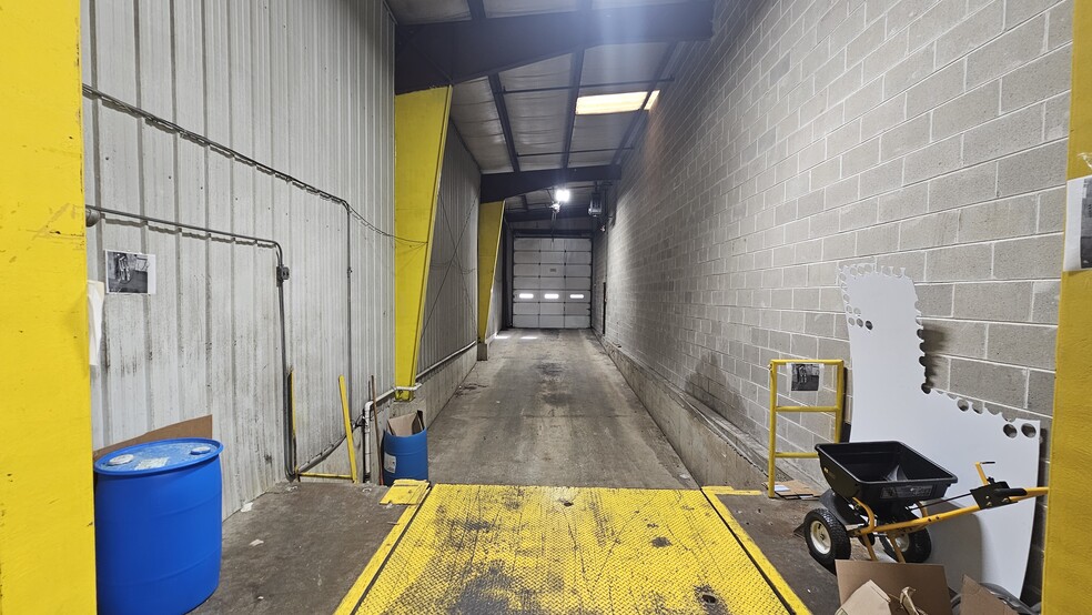 More Photos Of 1180 Atlantic Dr, West Chicago Warehouse For Lease