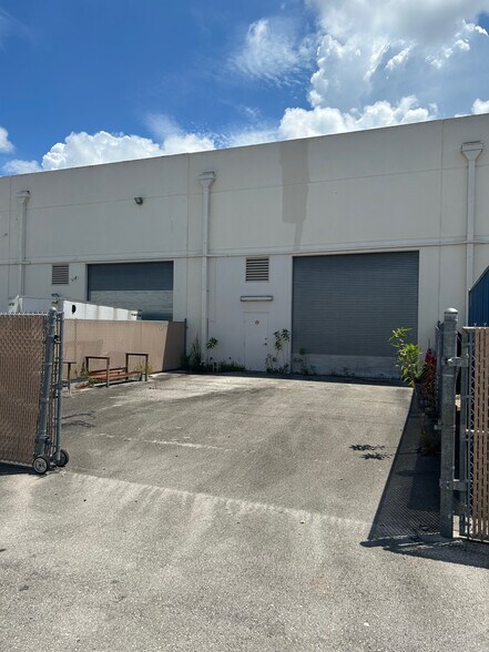 More Photos Of 1805 S Powerline Rd, Deerfield Beach Warehouse For Lease