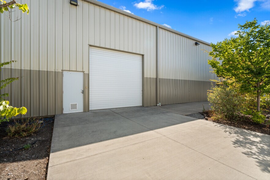 More Photos Of 1388 Antelope Rd, White City Office For Sale