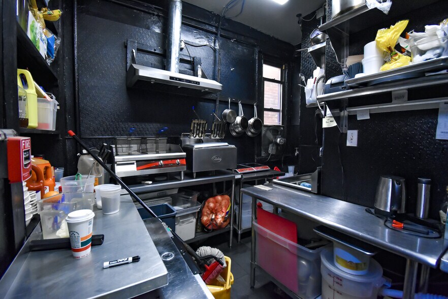 More Photos Of 2337 18th St NW, Washington Storefront Retail Residential For Lease