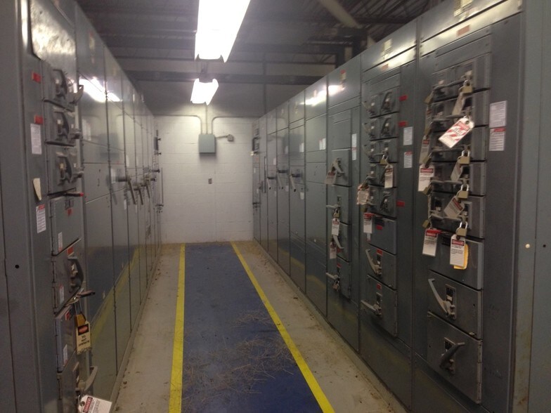 More Photos Of 711 W 9th St, Hobart Manufacturing For Lease