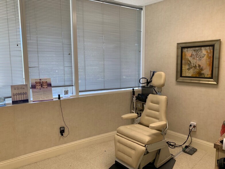 More Photos Of 670 Glades Rd, Boca Raton Medical For Sale