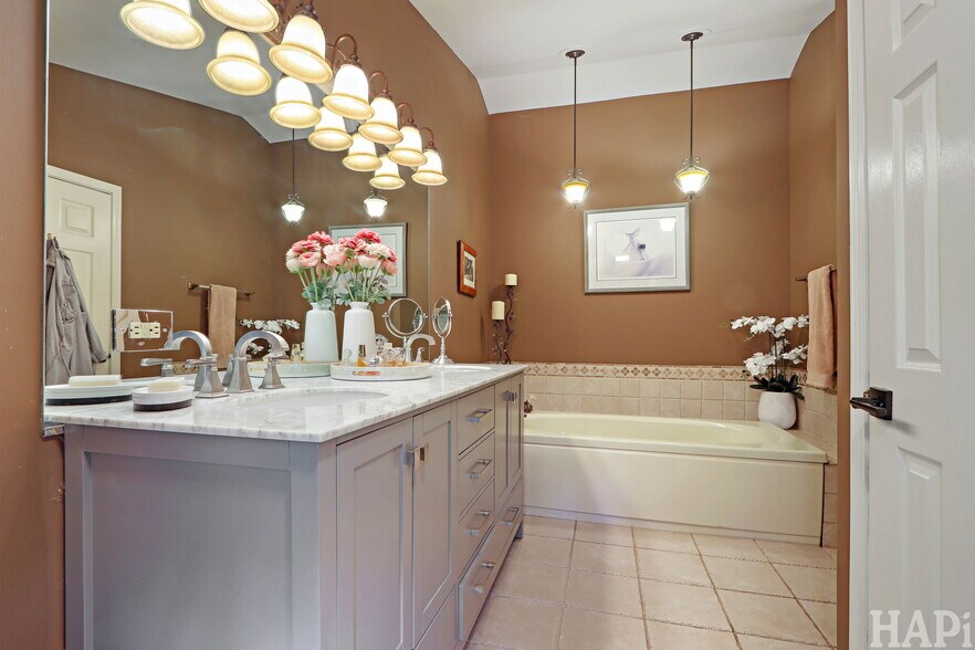 More Photos Of 4403 S Roberts Rd, Island Lake Veterinarian Kennel For Sale