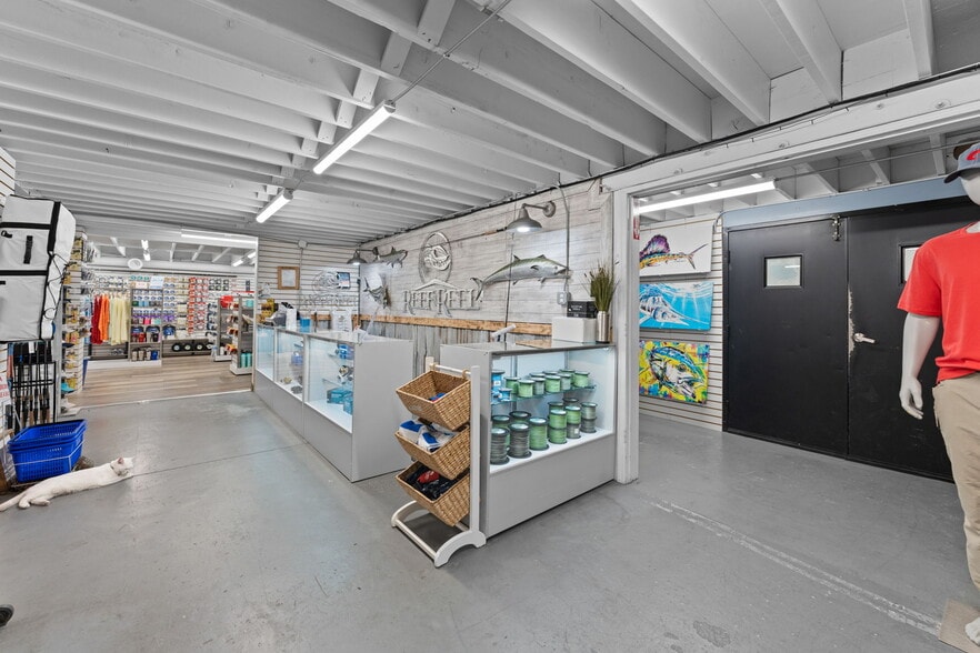 More Photos Of 7490 N 30th Ave, Saint Petersburg Showroom For Sale