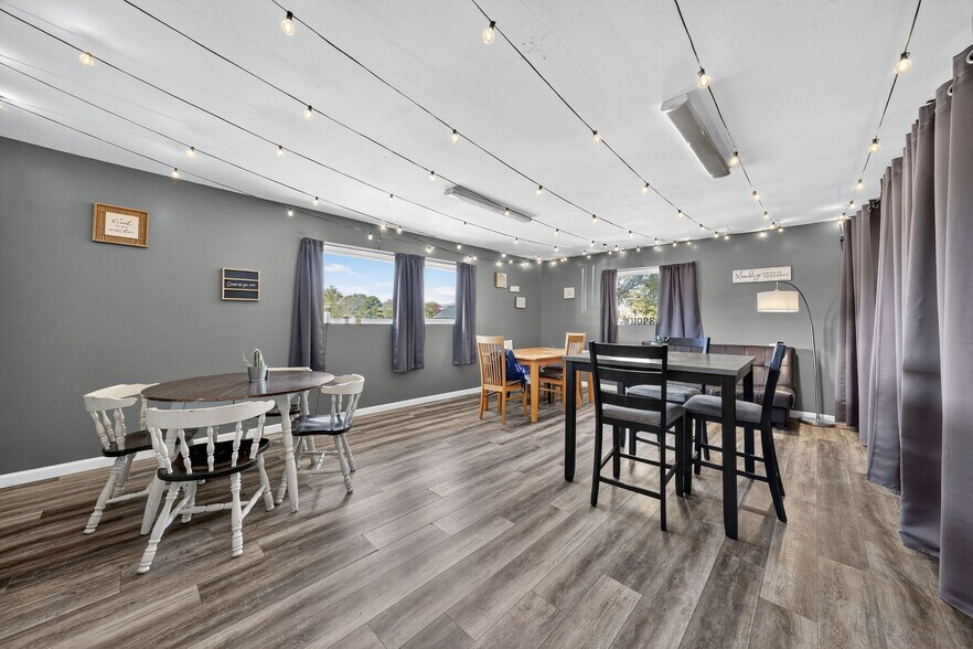 More Photos Of 302 S Lincoln Dr, Troy Office For Sale