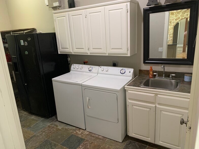 More Photos Of 5518 County Road 126, McKinney Office Residential For Lease