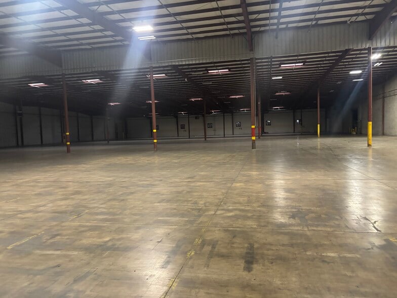 More Photos Of 150 Fox Sauk Rd, Ottumwa Warehouse For Lease