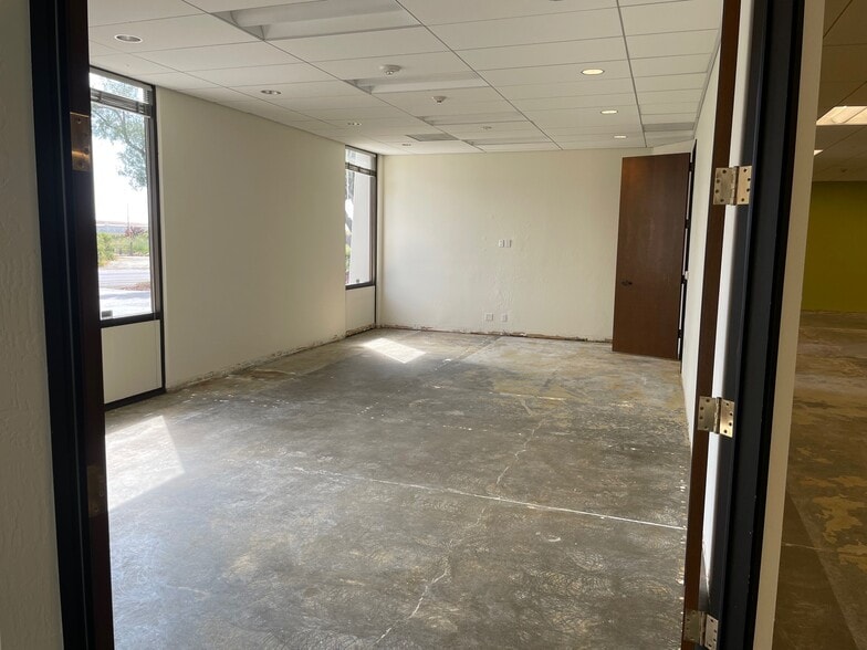 More Photos Of 2650-2656 E Bayshore Rd, Palo Alto Light Manufacturing For Lease