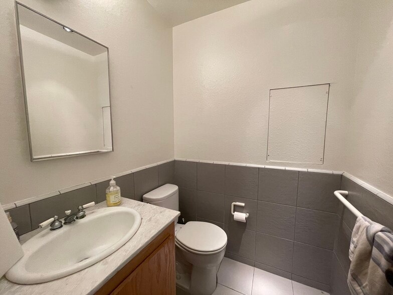 More Photos Of 352 3rd St, Laguna Beach Office For Lease