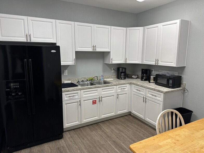 More Photos Of 1621 Capital Cir NE, Tallahassee Light Manufacturing For Lease