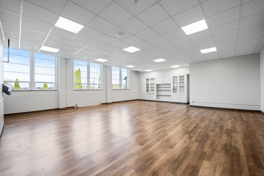 More Photos Of 115 NW State St, Pullman Loft Creative Space For Sale