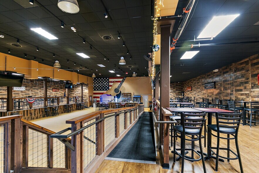 More Photos Of 425 W State St, Sycamore General Retail For Sale