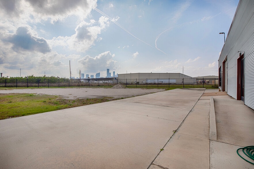 More Photos Of 2219 Brooks St, Houston Warehouse For Sale