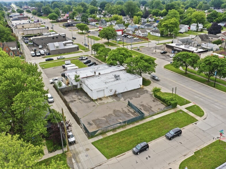 More Photos Of 832 W 11 Mile Rd, Madison Heights Warehouse For Sale