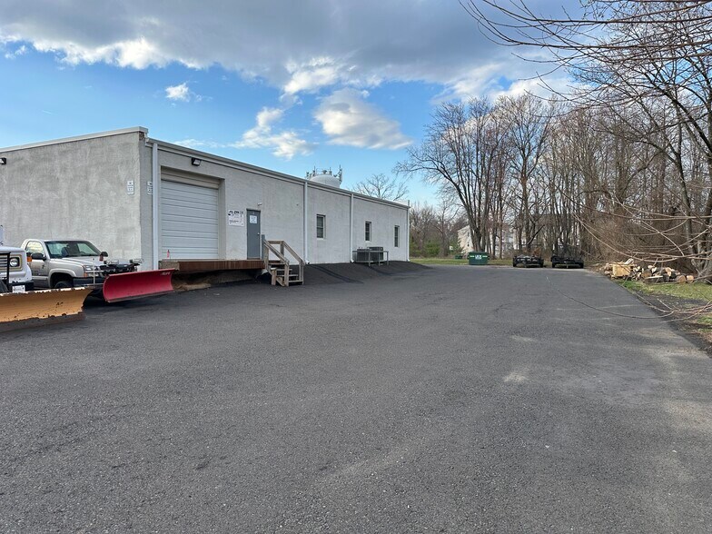 More Photos Of 1750 Costner Dr, Warrington Warehouse For Lease