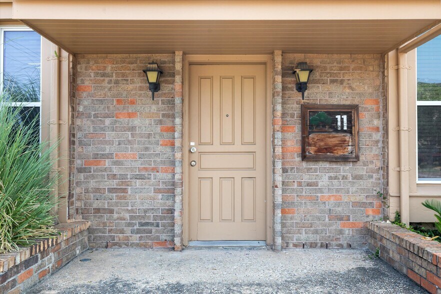 More Photos Of 6910 Bellaire Blvd, Houston Office For Sale