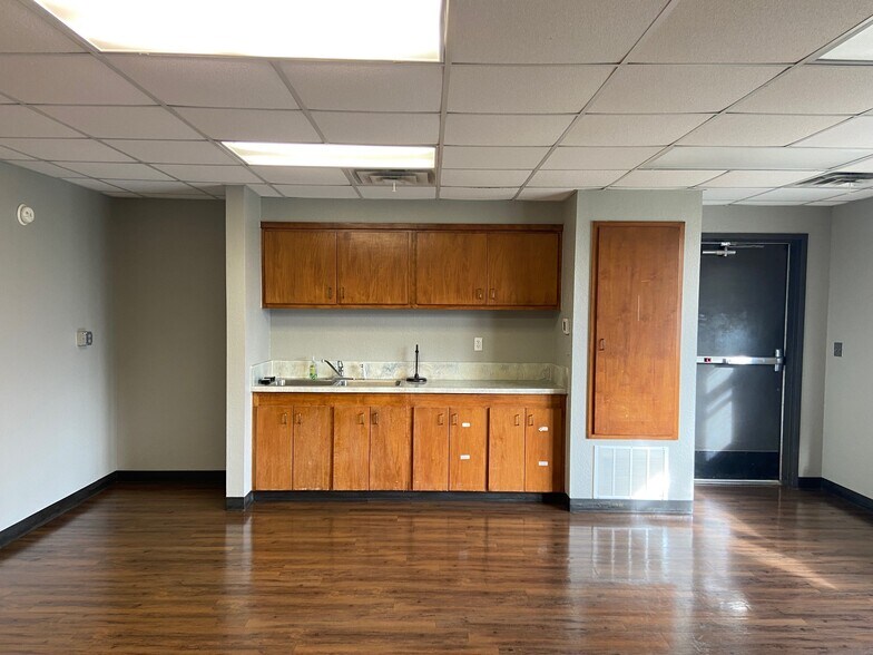 More Photos Of 829 Elks Blvd, Ardmore Office For Sale