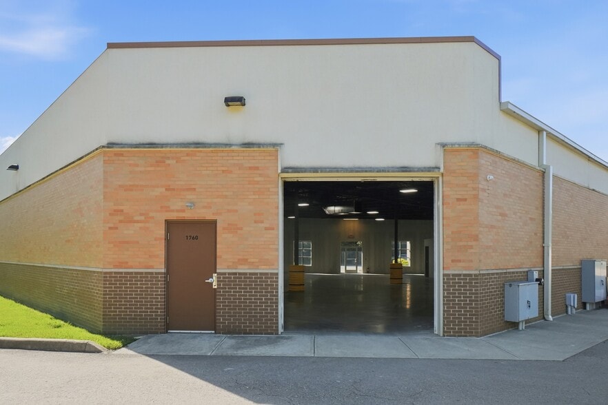 More Photos Of 1740 Thomas Paine Pky, Dayton Warehouse For Lease