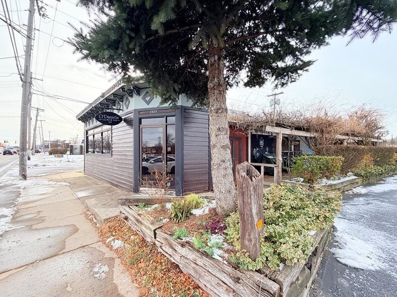 More Photos Of 1305 Abbott Rd, Buffalo Restaurant For Sale