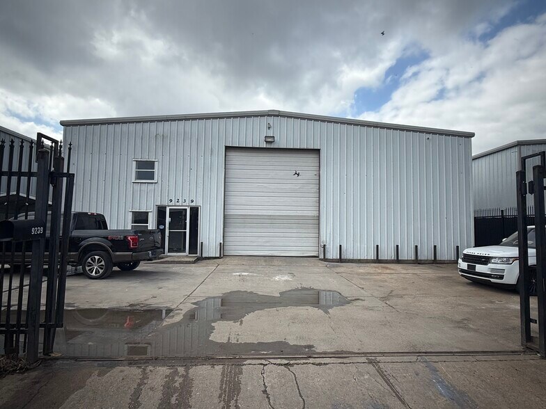 Primary Photo Of 9239 Alberene Dr, Houston Warehouse For Lease